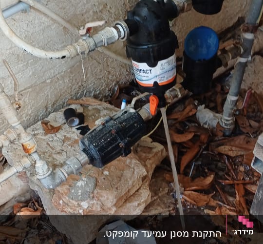 צנרת וכלים הקשורים לאינסטלציה על רקע קיר חיצוני